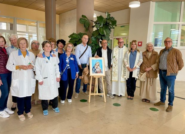 L’Arte come segno di Speranza: La “Madonna con Bambino” del Maestro Gianni Giacchi onora San Luca all’Ospedale Giovanni Paolo II