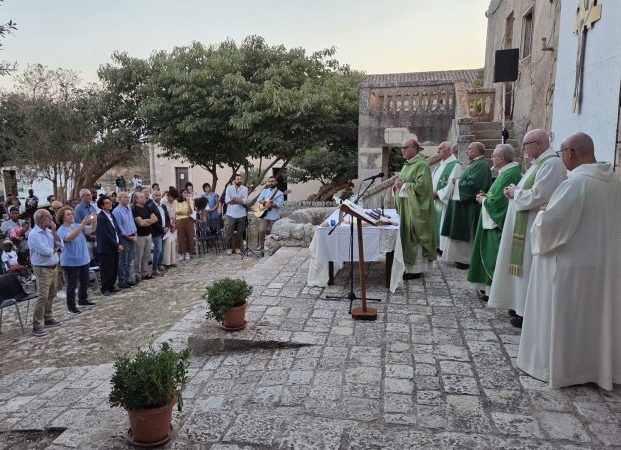 CONCLUSA LA VISITA PASTRORALE  DEL VESCOVO LA PLACA  ALLA FONDAZIONE SAN GIOVANNIBATTISTA